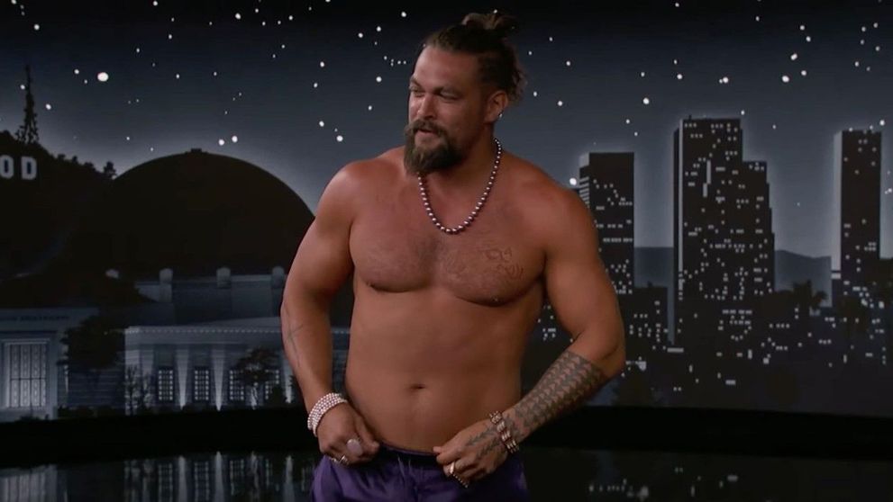 Jason Momoa s-a dezbrăcat în direct, la TV! ”Nu-mi mai place să port haine”
