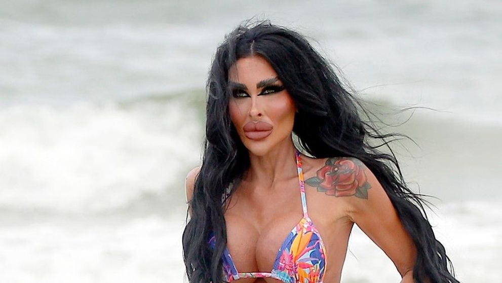 Și paparazzii s-au speriat când au văzut-o pe plajă. Tara Jayne McConachy, apariție bizară în costum de baie