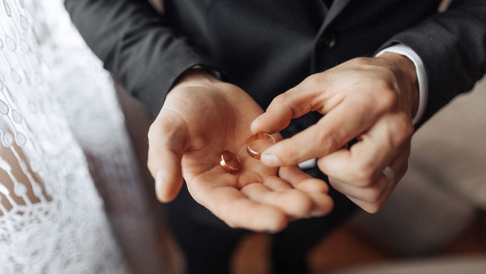 Un cuplu s-a căsătorit și a divorțat de 12 ori pentru a încasa pensii de urmaș în valoare de 326.000 de euro. Cum au scăpat cei doi nepedepsiți