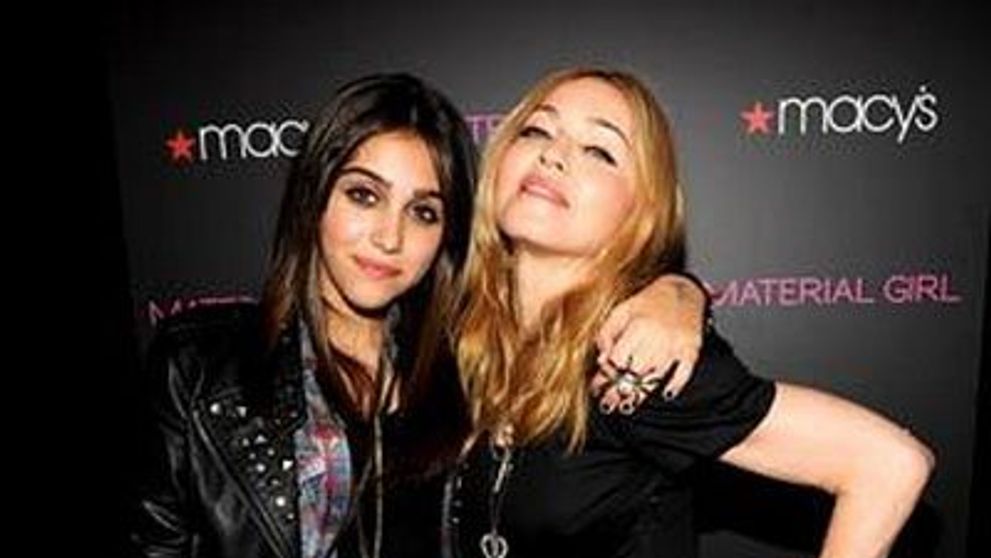 Madonna pare cumintenia intruchipata pe langa ce face fiica ei. Cum s-a fotografiat Lourdes fara stirea mamei: FOTO