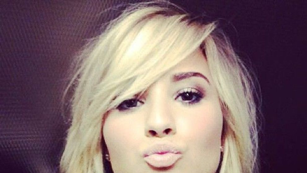 Demi Lovato, relaxata, la plaja. Este acuzata ca are multe kilograme in plus, dar arata neasteptat de bine in costum de baie