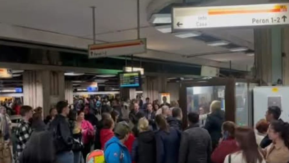 Persoana care s-ar fi aruncat în fața trenului, în stația Eroilor, este o adolescentă de 15 ani. A fost transportată în stare gravă la spital