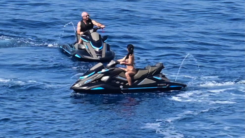 E numai fibră la 54 de ani! Cât de bine arată logodnica lui Jeff Bezos, al treilea cel mai bogat om din lume, în costum de baie! Cei doi, surprinși de paparazzi pe ski-jet în Grecia