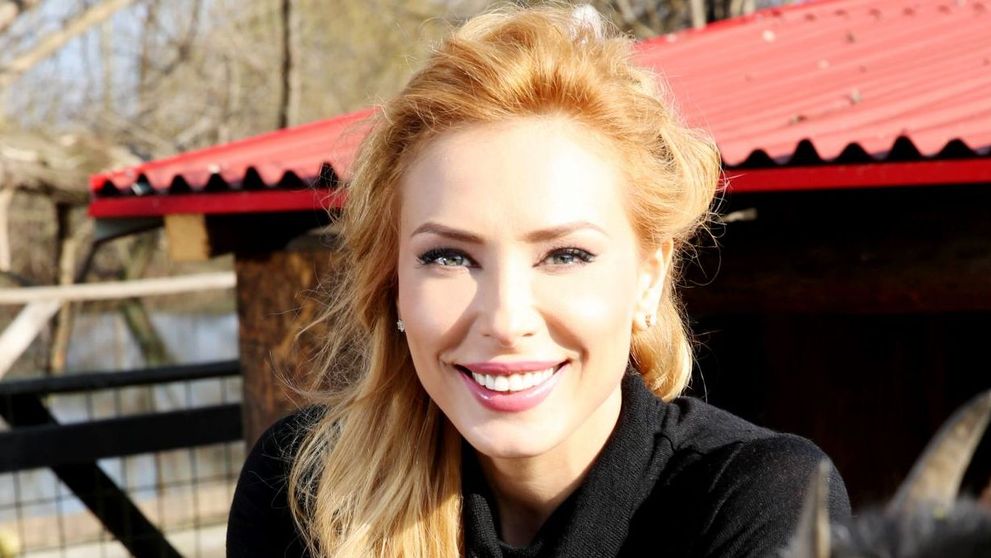 Iulia Vantur, imaginile din spatele camerelor de luat vederi. Cum arata vedeta cand se lasa pe mainile stilistilor