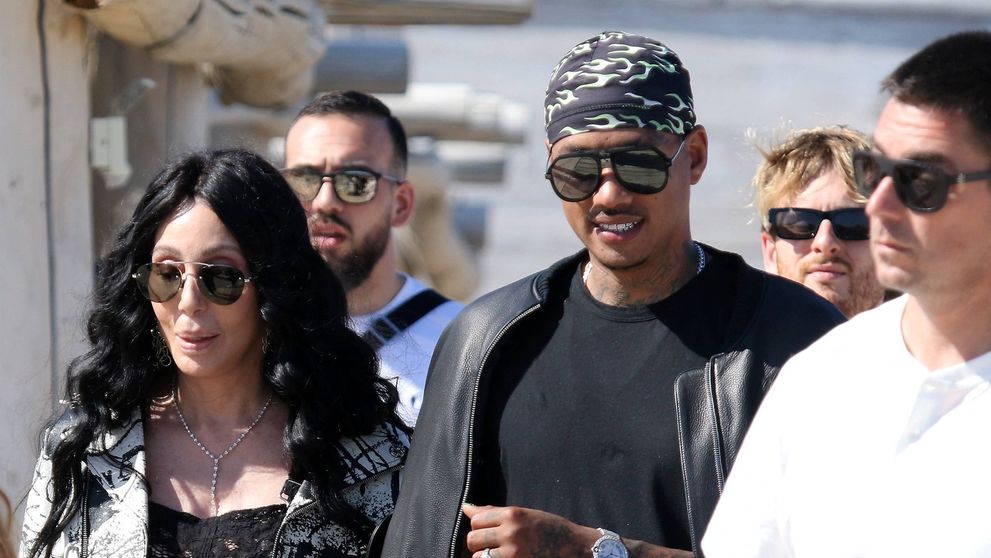 Cher, toată un zâmbet alături de iubitul cu 40 de ani mai tânăr decât ea! Cum i-au surprins paparazzii pe străduțele din Monaco