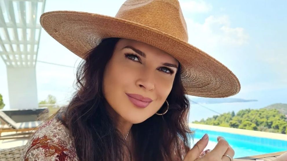 Monica Bîrlădeanu, apariție fermecătoare la piscină. Actrița a purtat un costum de baie cu decolteu amețitor