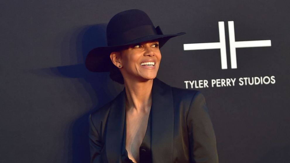 Halle Berry a dansat topless în balcon pentru iubitul ei, de Ziua Îndrăgostiților
