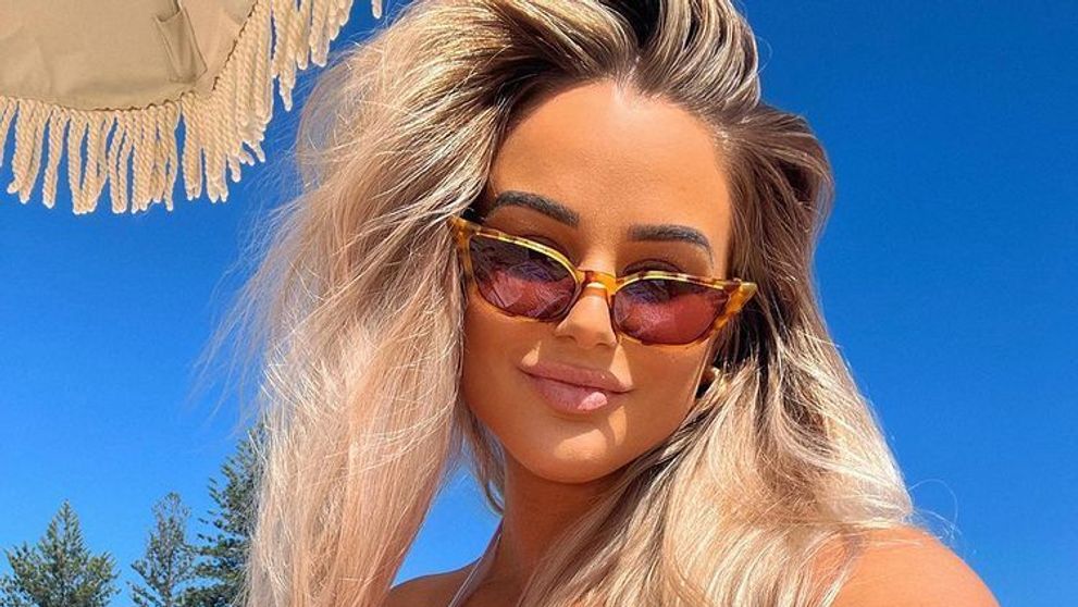 Un model de costume de baie s-a fotografiat cu celulita la vedere. Mesajul transmis