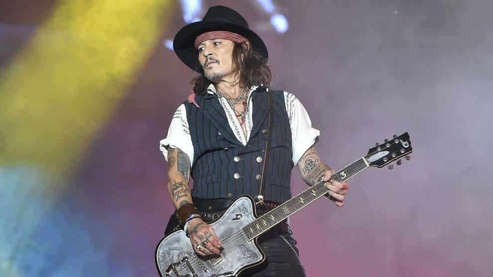 Johnny Depp a purtat ie românească și chimir de piele la concertul de la Romexpo