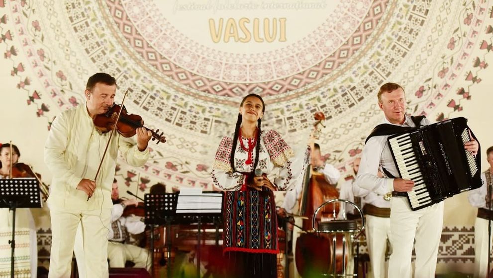 Simona Beșleagă de la „Românii au talent” face pași importanți în cariera muzicală. Este mândră că a cântat alături de Orchestra Fraților Advahov
