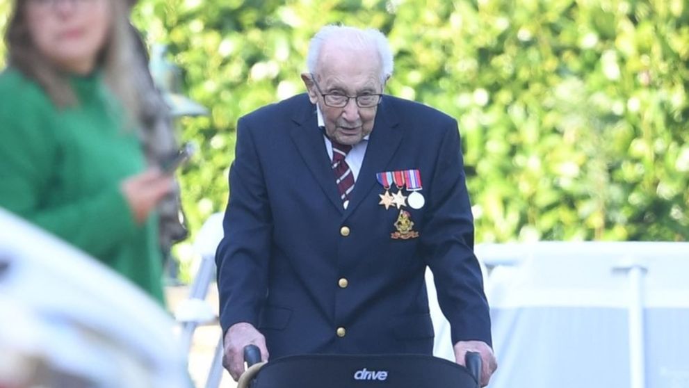 Acest veteran de 99 de ani a strâns peste 14 milioane € pentru medici, într-un mod incredibil