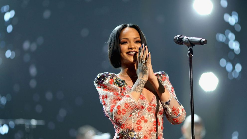 Rihanna, fara sutien si intr-o bluza ultra transparenta. Cat de sexy apare in cel mai recent videoclip