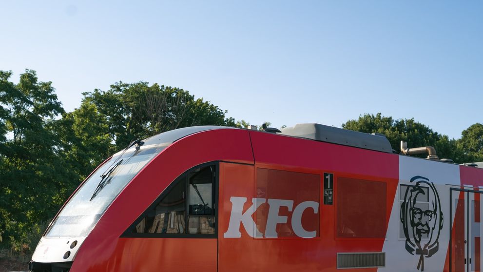 Un mare brad de fast-food deschide primul său restaurant sezonier din România, în cadrul Nibiru. Trenul personalizat, care va circula pe ruta București – Costinești, marchează începutul experienței chiar cu drumul spre mare