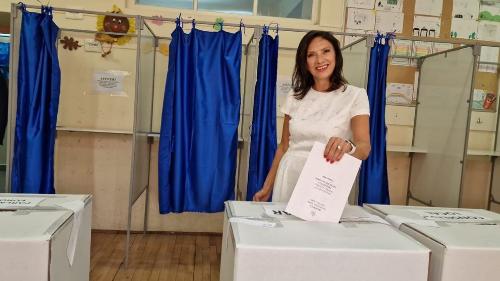 ALEGERI 2024. Cum s-a îmbrăcat Carmen Iohannis în ziua alegerilor din 9 iunie? Prima Doamnă a României a votat la Sibiu, separat de Președintele României - VIDEO
