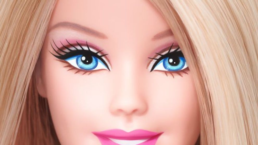 Cearcane, buze subtiri si fata umflata: cum ar arata Barbie complet nemachiata. Experimentul unui artist face valva pe internet