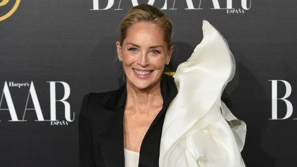 Sharon Stone, în compania unui bărbat gol, care ar putea să îi fie fiu. Cum a pozat în cel mai recent pictorial