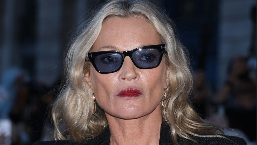 Kate Moss, surprinsă pe trei cărări la Paris. Supermodelul de 50 de ani a ieșit dintr-un club de noapte clătinându-se periculos