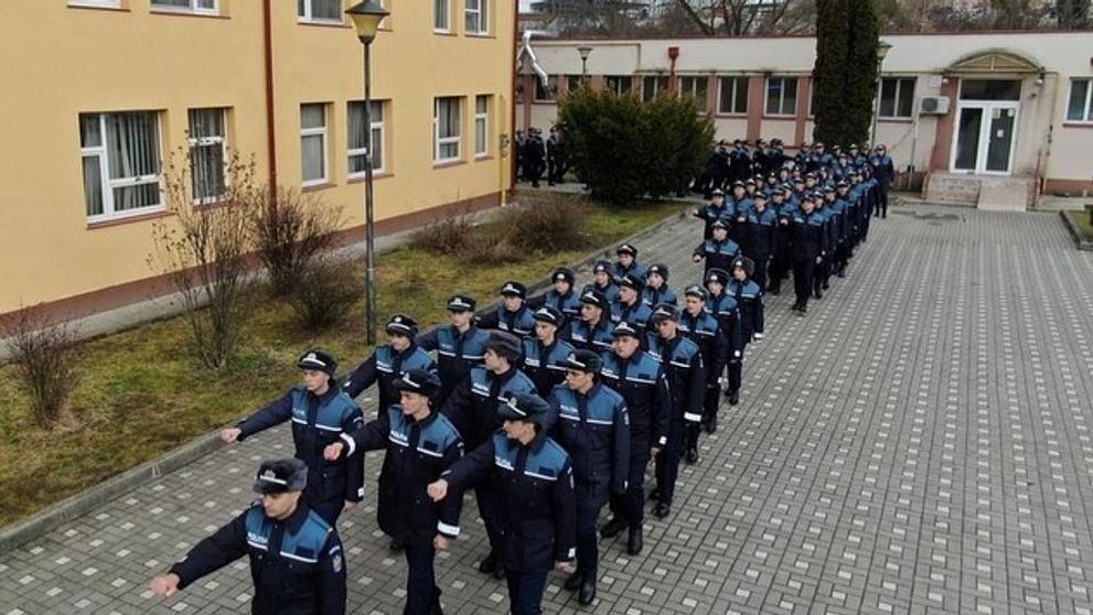 FOTO Mâncare cu viermi și carne stricată la cantina Academiei de Poliție din București! Mai mulți studenți au ajuns la spital cu toxiinfecție alimentară