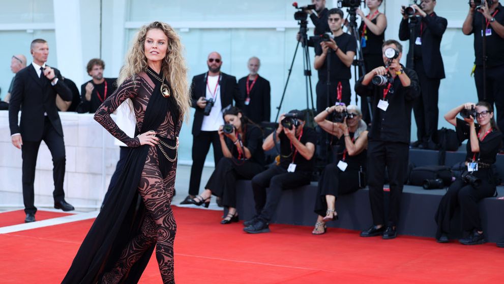 Așa arată un supermodel la 51 de ani! Eva Herzigova, zeița covorului roșu la Festivalul de Film de la Veneția: „Uimitoare! Spune-ne secretul tău!”