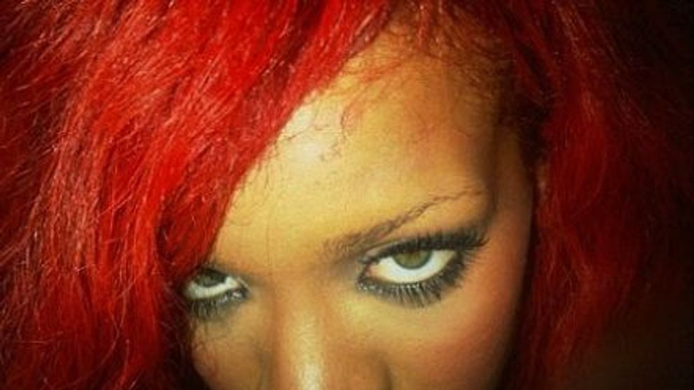 Rihanna si-a pus extensii si s-a ars cu placa de intins parul