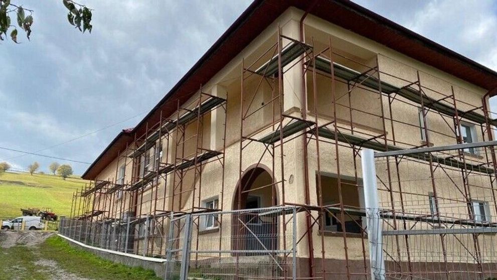 Povestea școlii din Lădăuți, renovată de românii care folosesc serviciul “Livrare prin OLX.”