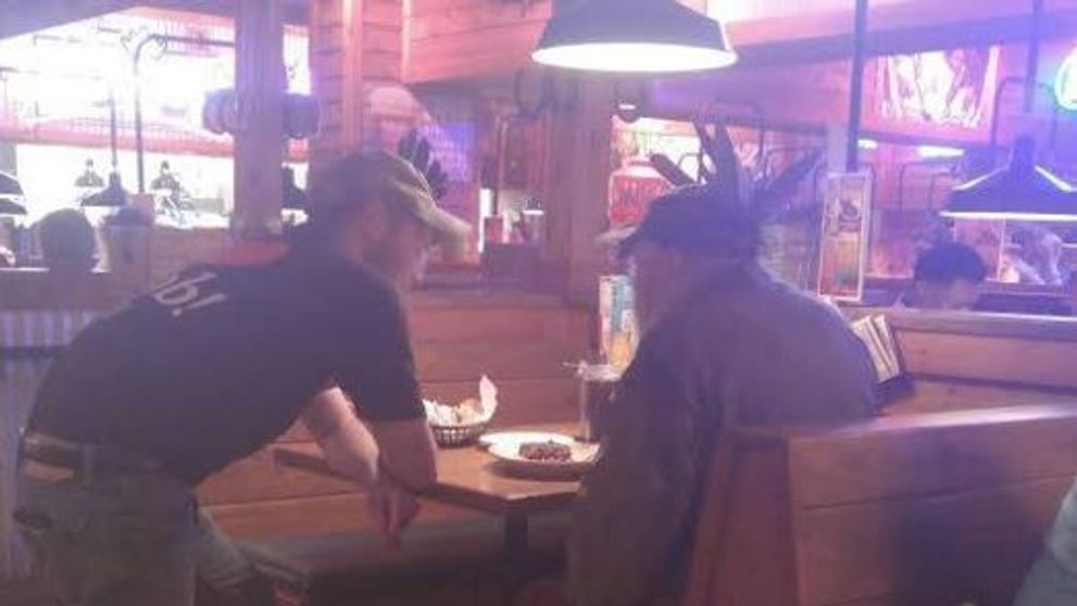 A intrat in restaurant salutand pe toata lumea, iar oamenii au reactionat diferit. O intamplare care iti va schimba ziua