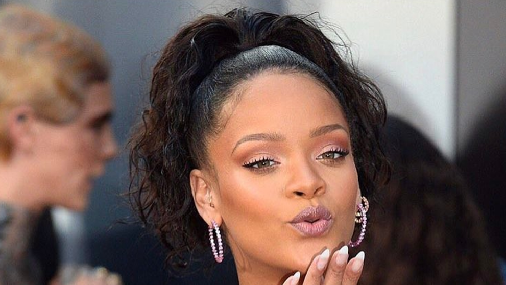 Rihanna isi surprinde din nou fanii cu o schimbare de look. La ce trucuri a mai apelat artista