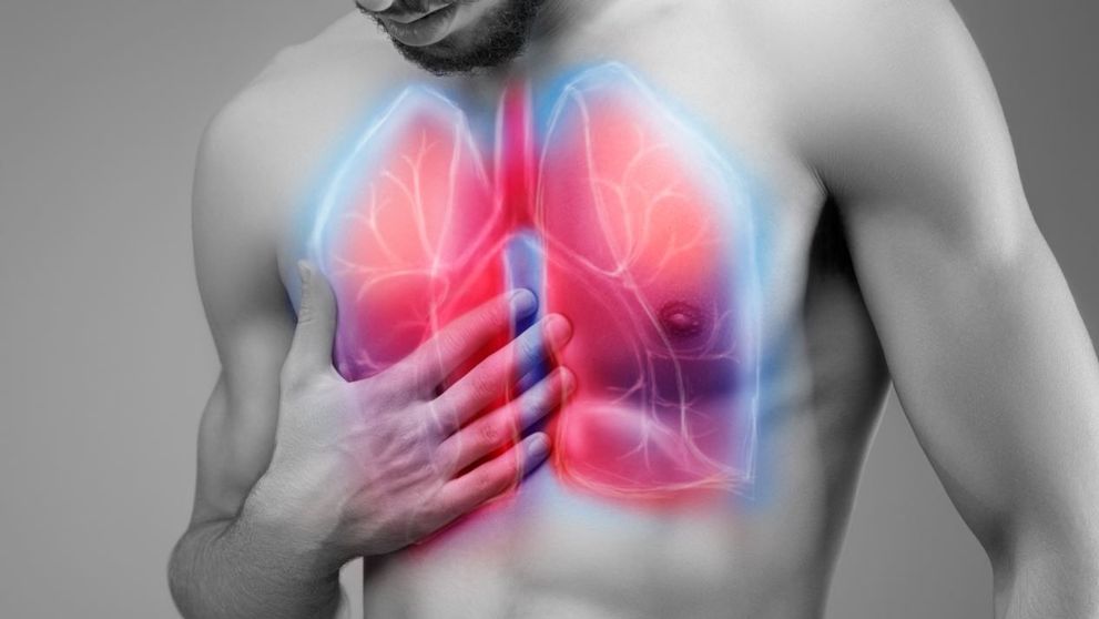 (P) Un medic pneumolog explică problemele respiratorii ale unui pacient vindecat de COVID-19