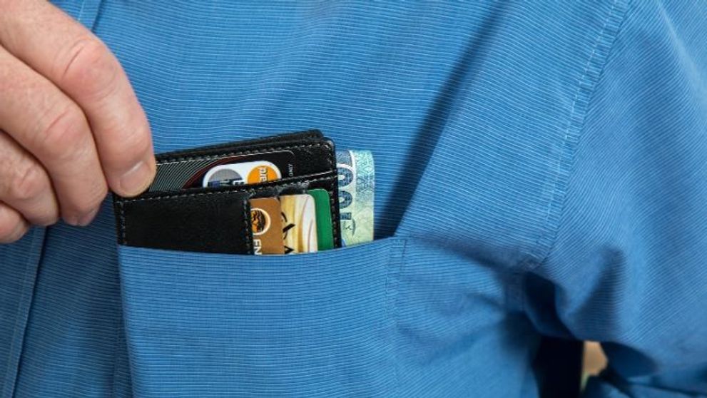 (P) Portofelul Secrid, un aliat modern care îți protejează cardurile bancare împotriva fraudelor