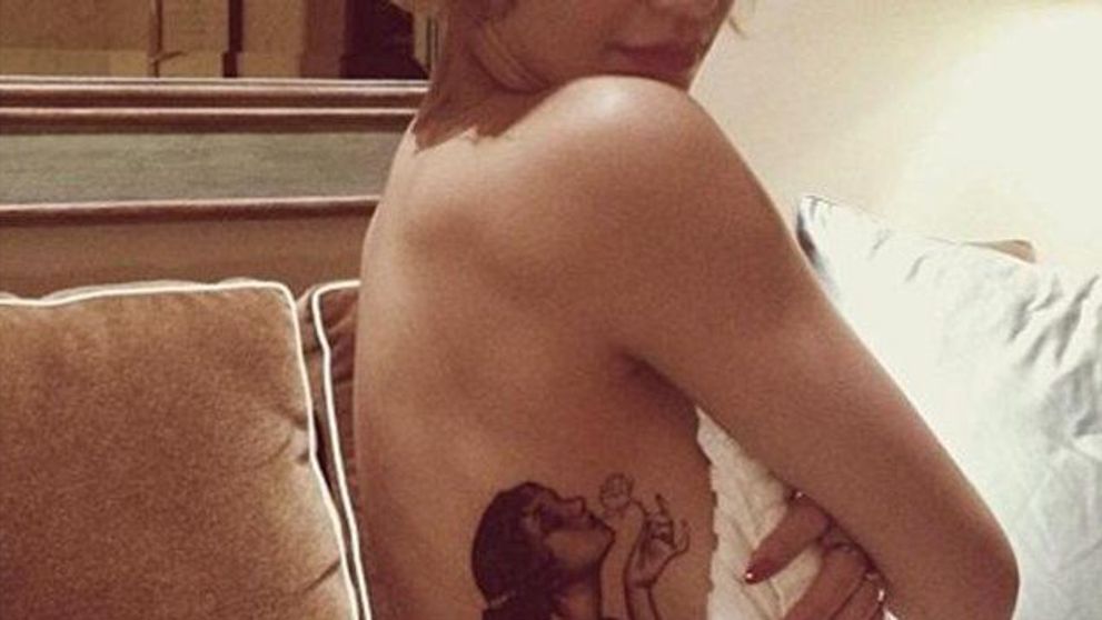 Unii spun ca e super sexy, altii sunt dezgustati. Ce cantareata celebra si-a tatuat o femeie topless pe mijloc