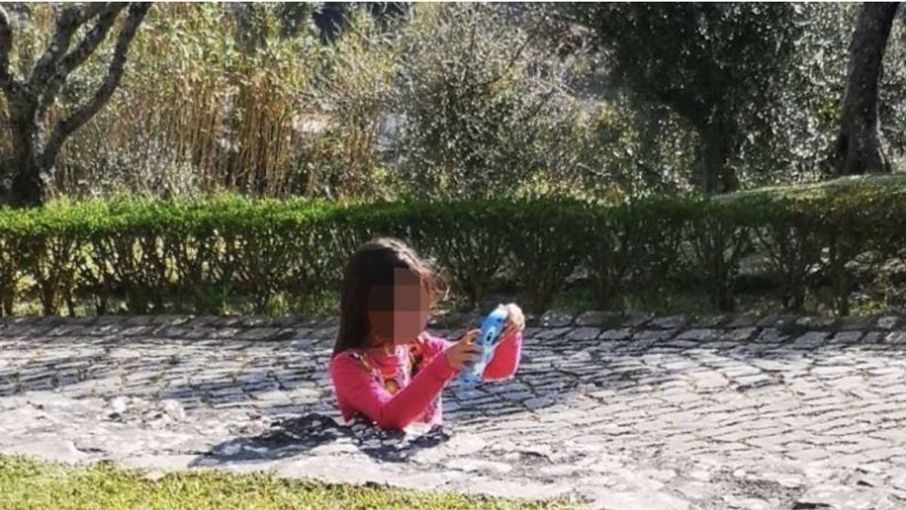 Fotografia în care o fetiță se scufundă în beton și poza în care o alta are picioarele foarte lungi! Care e explicația?