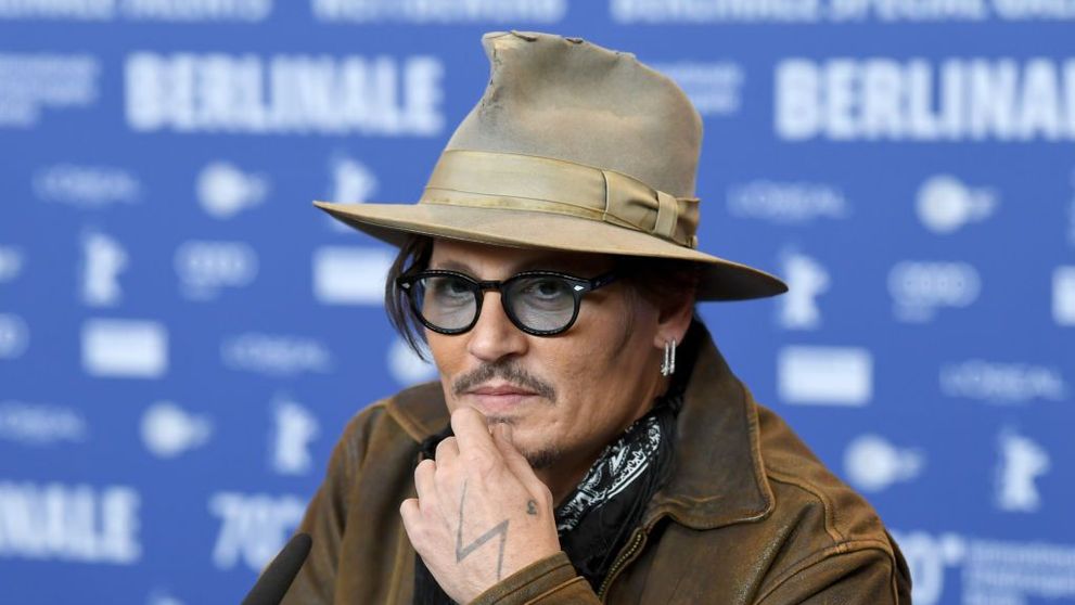 Fiul lui Johnny Depp, Jack, cu iubita de mână pe stradă, la Paris