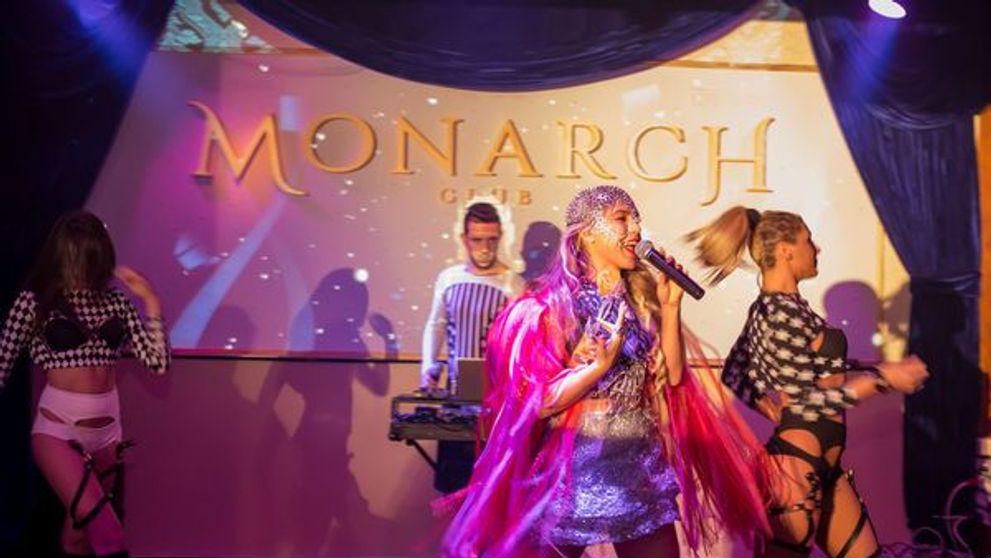 Lady Gaga ar fi invidioasa pe ea. Cum s-a imbracat Corina pe scena, la deschiderea unui club
