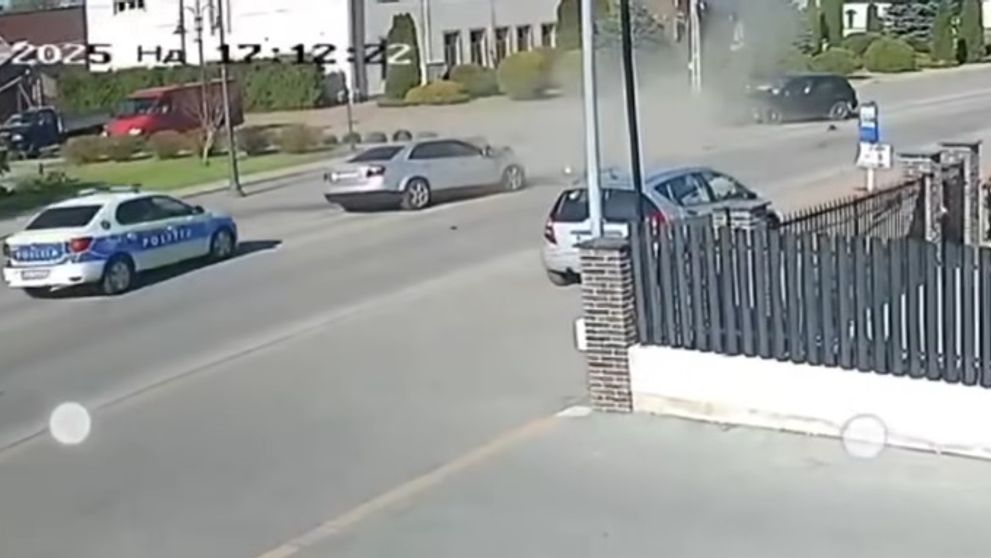 Beat, fără permis și urmărit de poliție, un tânăr intră frontal cu mașina într-un alt vehicul. Trei persoane au fost rănite - VIDEO