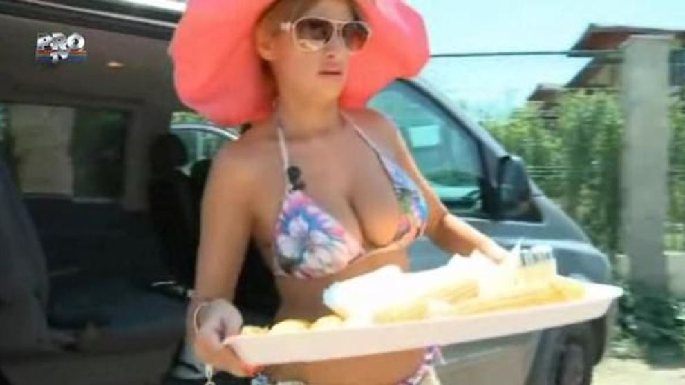 Sanziana Buruiana a vandut porumb fiert pe plaja. Ai fi cumparat de la ea?