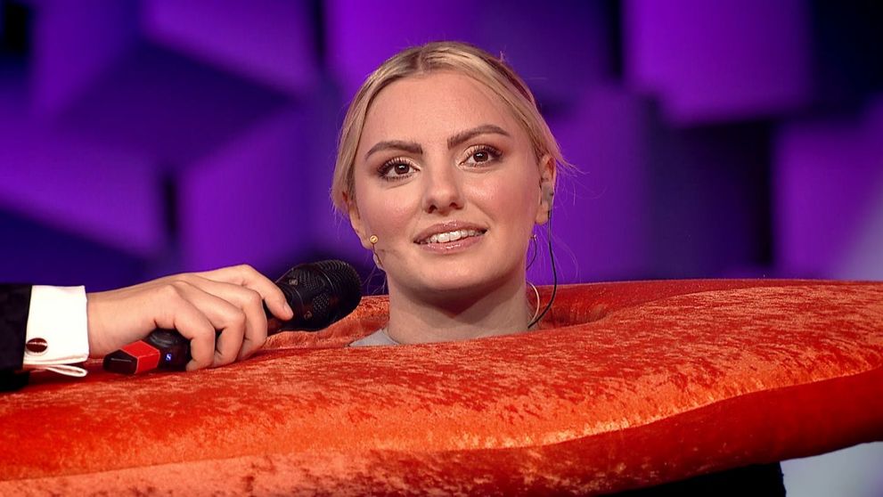 Alexandra Stan a părăsit aseară show-ul Masked Singer România! Artista s-a ascuns sub masca Iepurelui