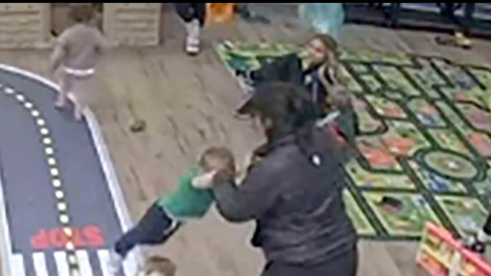Incident șocant la o creșă de lux. O îngrijitoare a aruncat un copil în sus, dar l-a scăpat și, mai mult, a căzut peste el. Ce a pățit băiețelul de aproape 2 ani
