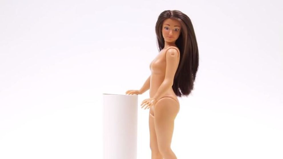 Cum arata papusa Barbie cu dimensiunile unei femei normale. Reactia neasteptata a copiilor la vederea ei - VIDEO