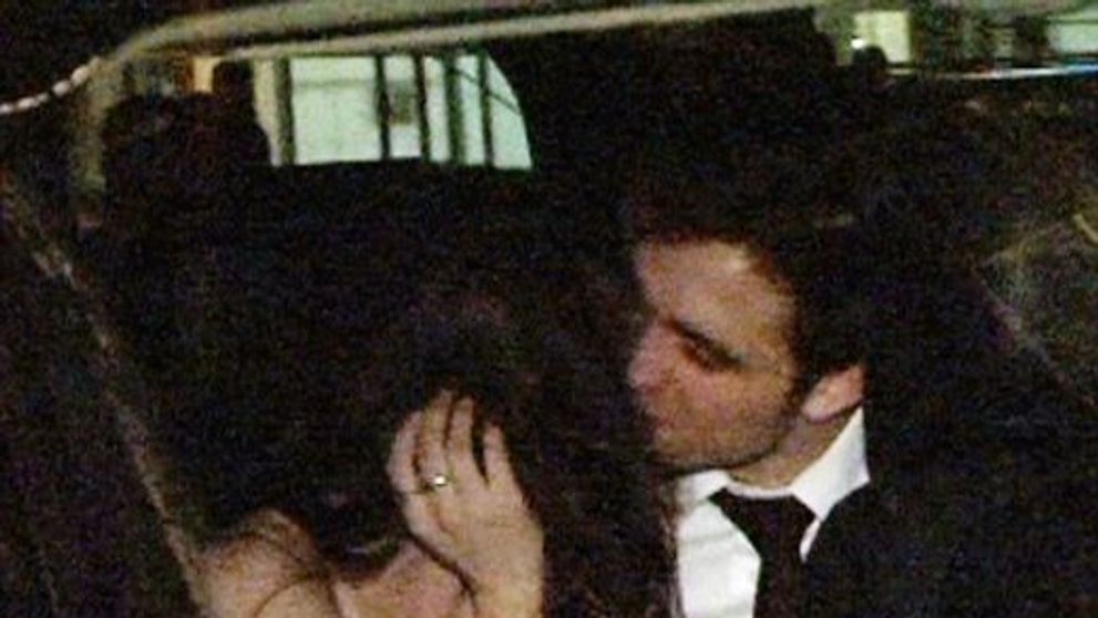 Robert Pattinson, sarut patimas cu Kristen Stewart la premiera filmului 
