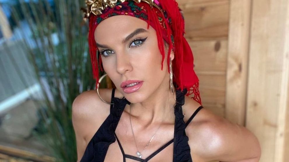 Anna Lesko începe vara cu o apariție ”super hot”. A renunţat la sutien şi le-a arătat fanilor imaginile