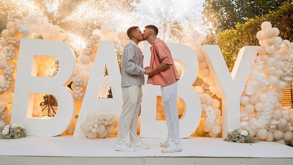 Fondatorul unui celebru brand de haine și iubitul său, părinți pentru prima oară! Ce s-a întâmplat la gender reveal party