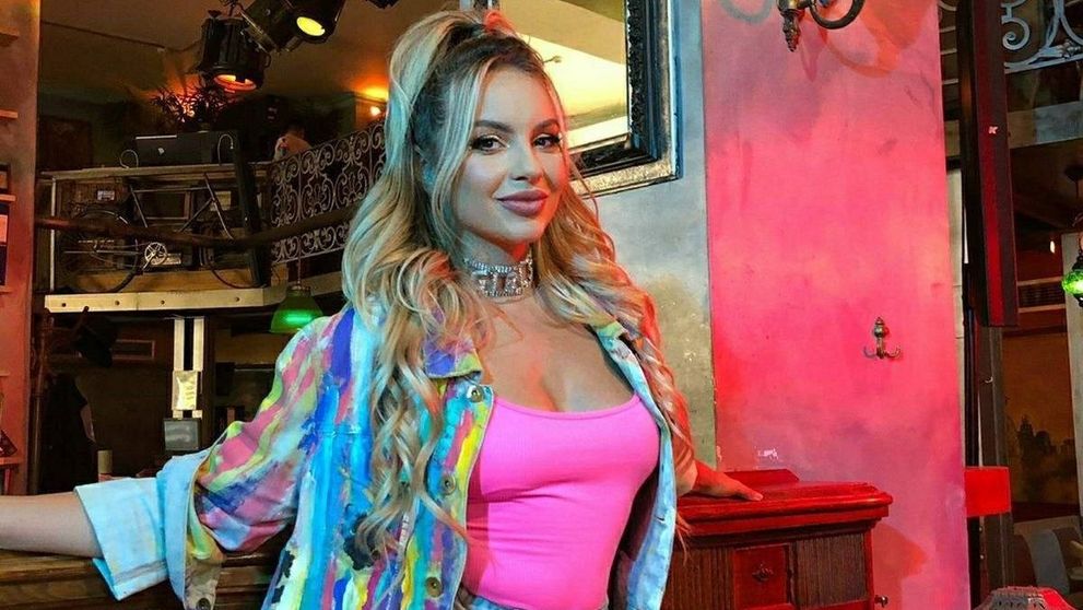 Eliza Natanticu lansează single-ul „Arde”