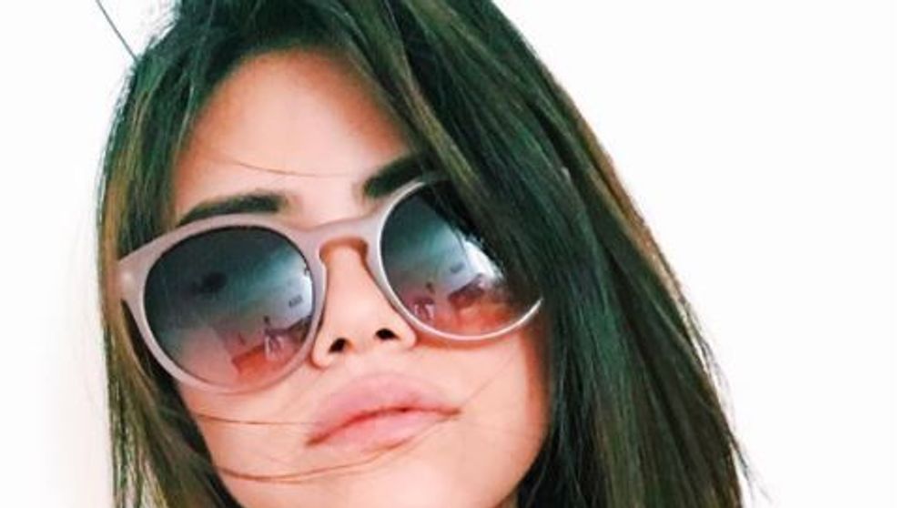 Seamana izbitor cu Selena Gomez, dar asta nu e tot.Cine e femeia care se iubeste cu sosia mai tanara a lui Justin Bieber