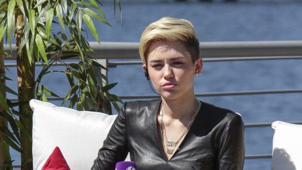 Tinuta in care Miley Cyrus s-a chinuit sa respire. Cum a aparut imbracata vedeta la o emisiune