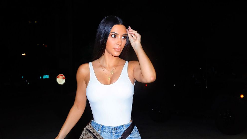 Sandalele pe care doar Kim Kardashian ar fi putut sa le poarte. Ce a asortat la un body mulat si blugi trei sferturi