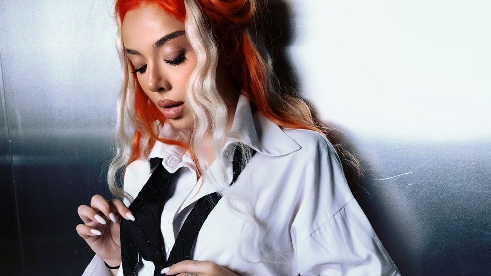 Olivia Addams lansează „Cancan & Business”, un single despre echilibru, asumare și libertatea de a rămâne fidel propriei voci