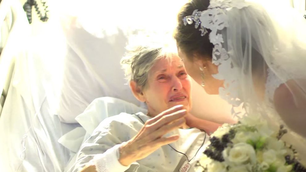 Bunica a fost internata in spital cu doar cateva zile inainte de nunta, asa ca mireasa a facut un gest emotionant. VIDEO
