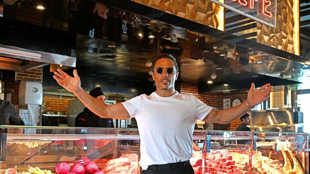 Cine este iubita controversatului bucătar turc Salt Bae. ”Prima mea dragoste rămâne, totuși, carnea”