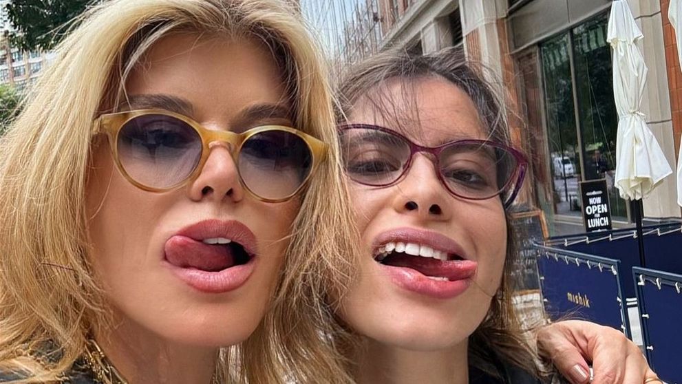 “Ai o fată ca o păpușă, dar nici cu tine nu mi-e rușine!” Loredana și fiica ei fac senzație pe străzile din New York
