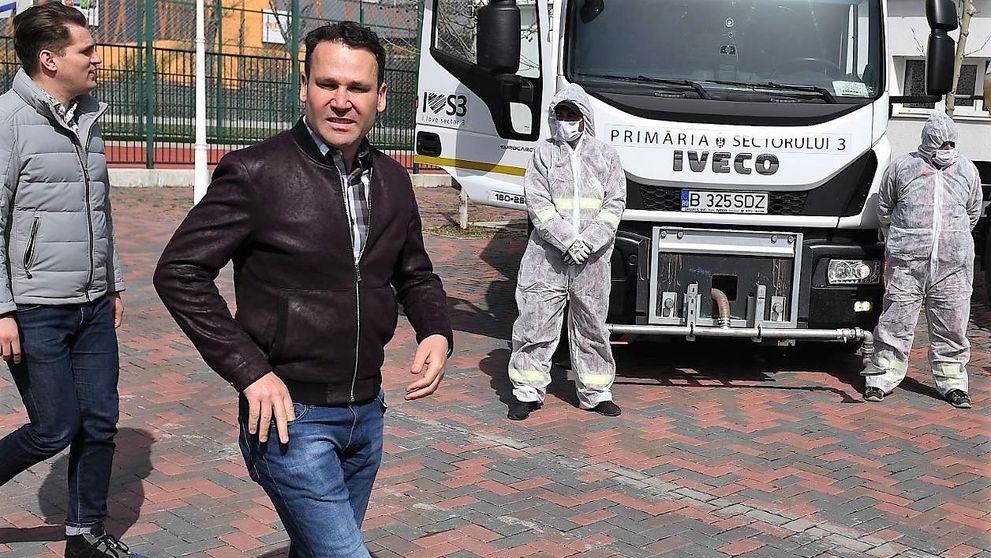 Robert Negoiță s-a ales cu sesizare la DNA din cauza unor contracte ale primăriei care ar fi favorizat membri ai familiei sale
